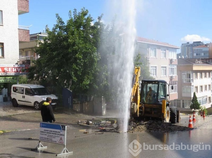 Çalışma yapıldığı sırada iş makinesi su borusunu patlattı