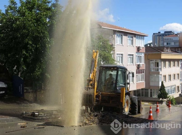 Çalışma yapıldığı sırada iş makinesi su borusunu patlattı