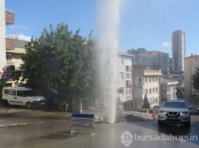 Çalışma yapıldığı sırada iş makinesi su borusunu patlattı