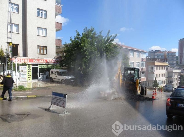 Çalışma yapıldığı sırada iş makinesi su borusunu patlattı