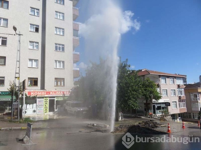 Çalışma yapıldığı sırada iş makinesi su borusunu patlattı