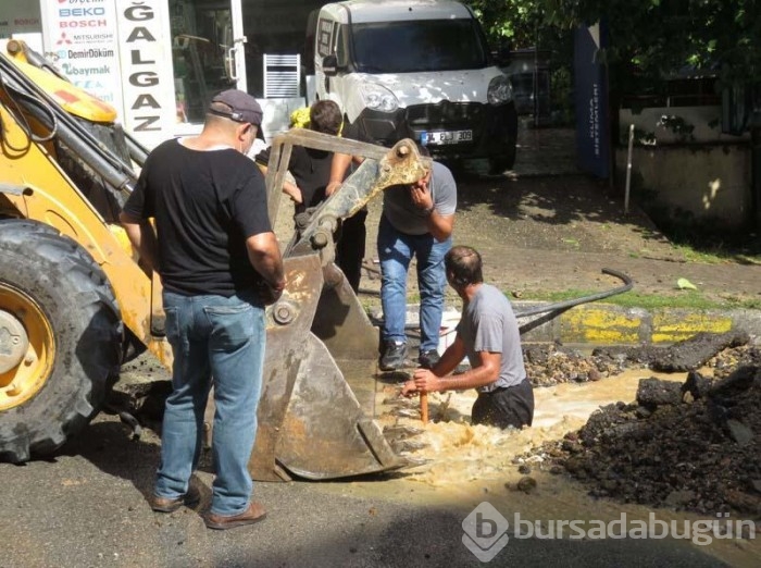 Çalışma yapıldığı sırada iş makinesi su borusunu patlattı