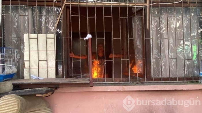 Polislere direnip evi ateşe verdi!