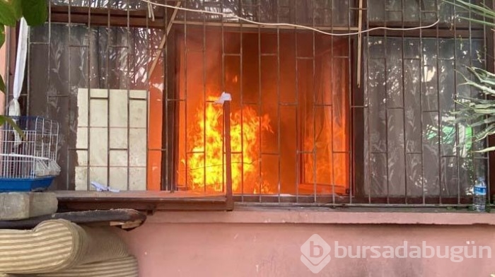 Polislere direnip evi ateşe verdi!
