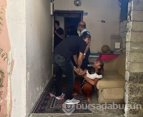 Polislere direnip evi ateşe verdi!