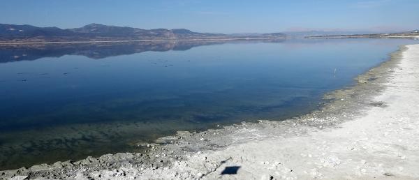 Burdur Gölü'nün suyu, iskeleden 2 metre uzaklaştı!

