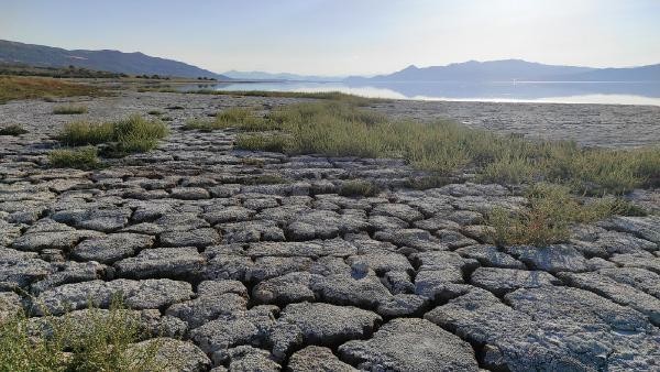 Burdur Gölü'nün suyu, iskeleden 2 metre uzaklaştı!
