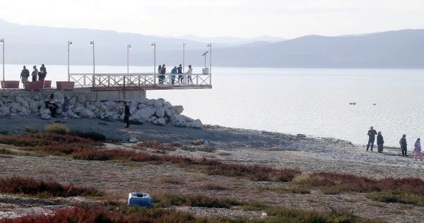 Burdur Gölü'nün suyu, iskeleden 2 metre uzaklaştı!
