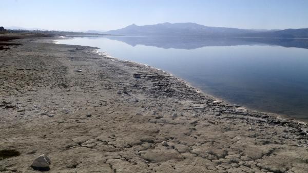 Burdur Gölü'nün suyu, iskeleden 2 metre uzaklaştı!
