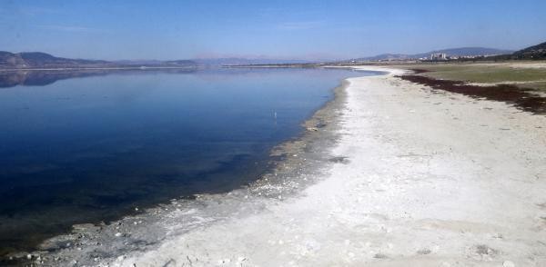 Burdur Gölü'nün suyu, iskeleden 2 metre uzaklaştı!
