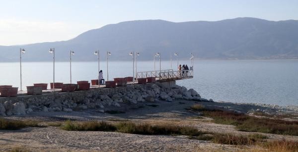 Burdur Gölü'nün suyu, iskeleden 2 metre uzaklaştı!
