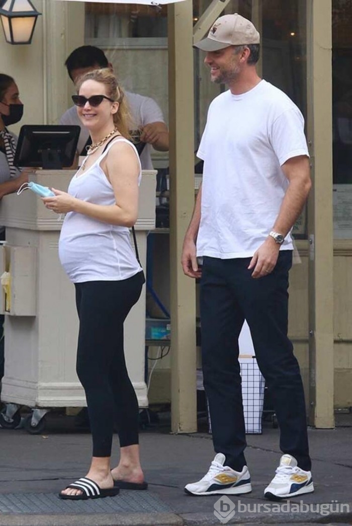 Jennifer Lawrence karnı burnunda objektiflere yakalandı