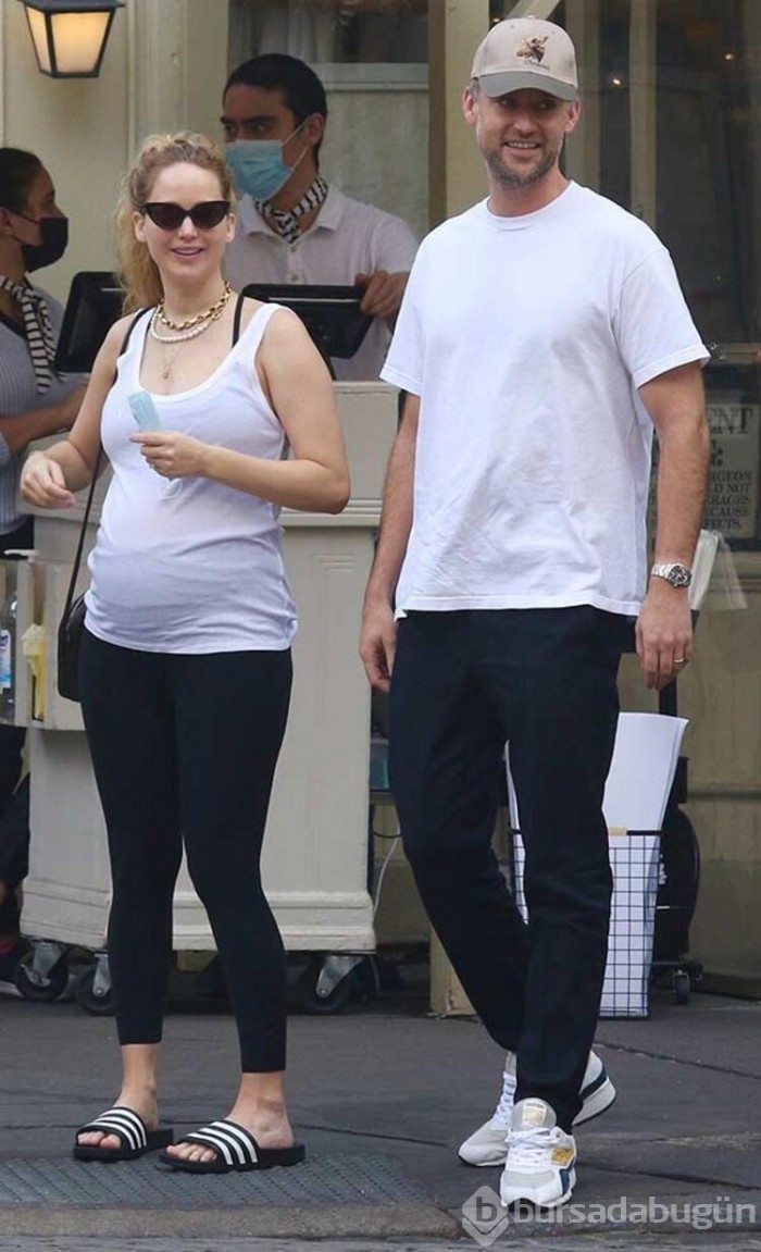 Jennifer Lawrence karnı burnunda objektiflere yakalandı