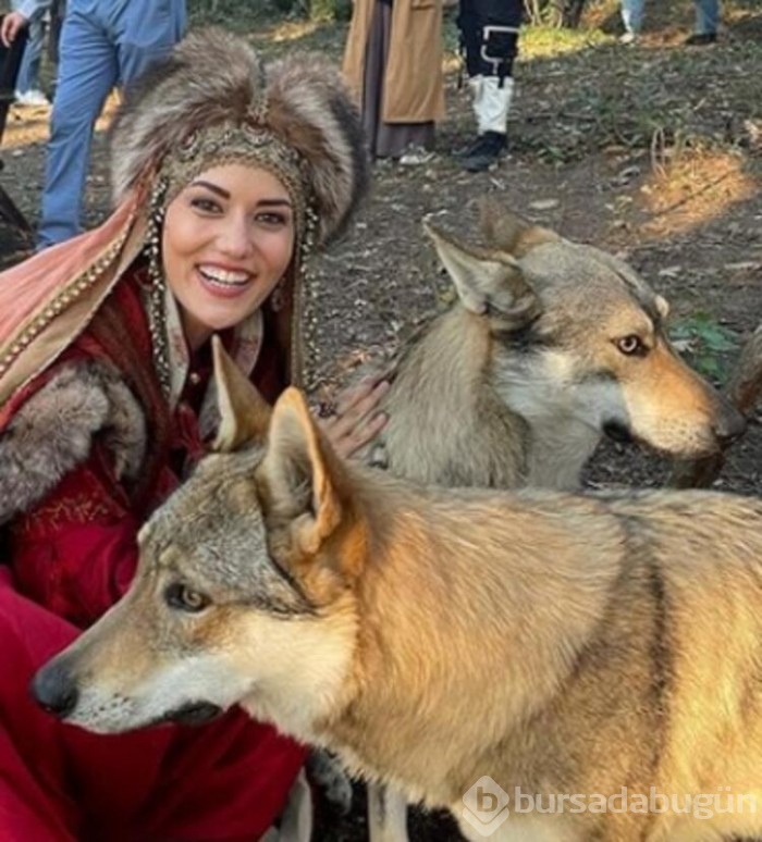 Fahriye Evcen, güzelliğiyle hayran bıraktı