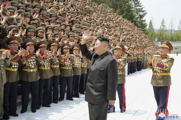 Kuzey Kore lideri füzenin önünde poz verdi!