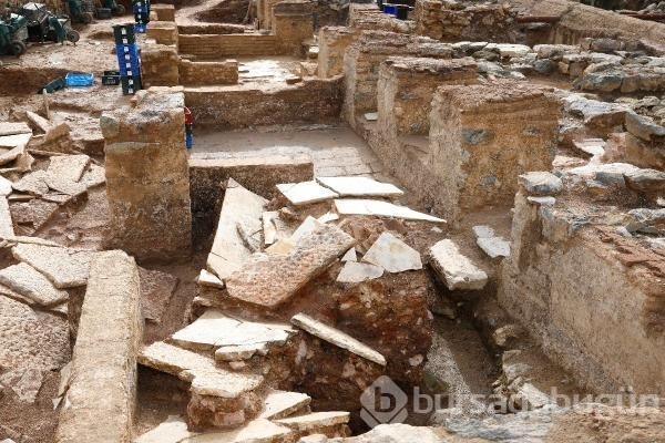 Peronlar kaldırıldı altında mezar bulundu!