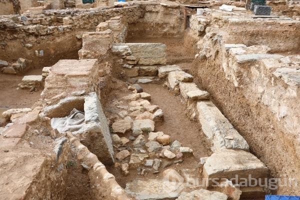 Peronlar kaldırıldı altında mezar bulundu!