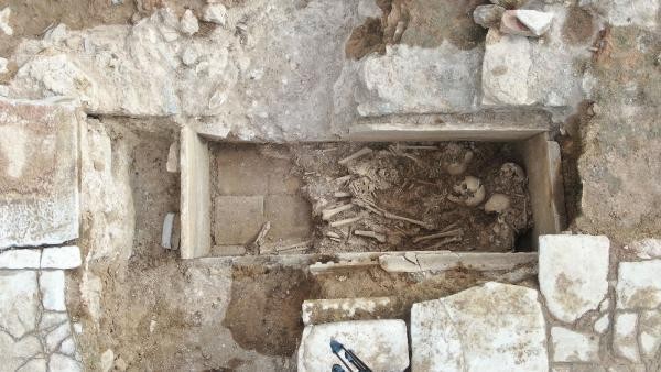 Peronlar kaldırıldı altında mezar bulundu!