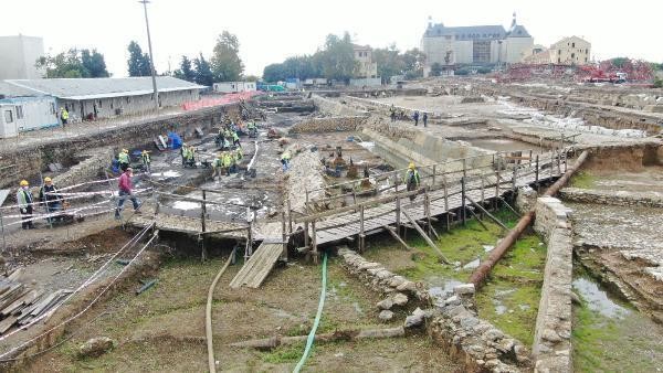 Peronlar kaldırıldı altında mezar bulundu!
