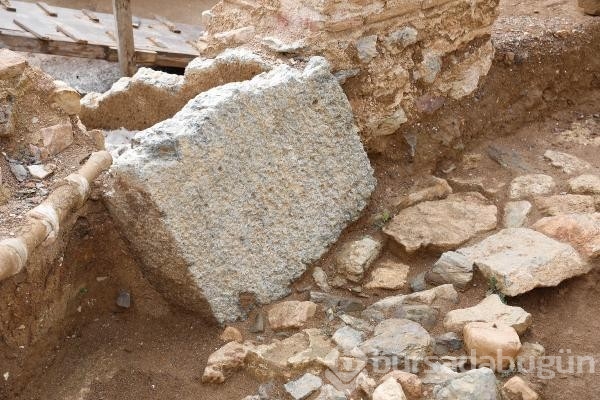 Peronlar kaldırıldı altında mezar bulundu!