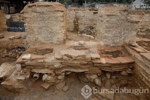 Peronlar kaldırıldı altında mezar bulundu!
