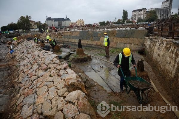 Peronlar kaldırıldı altında mezar bulundu!