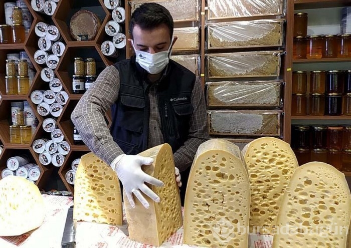 Sezonun ilk gravyer peyniri tezgahlarda yerini aldı