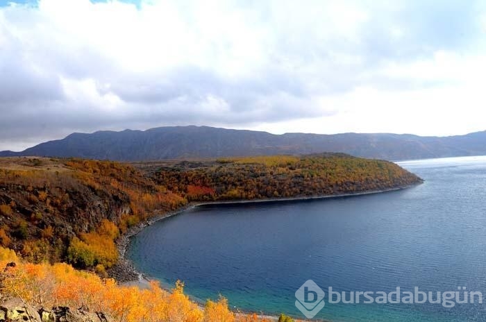 Nemrut Krater Gölü, sonbahar renkleriyle ayrı bir güzelliğe kavuştu...