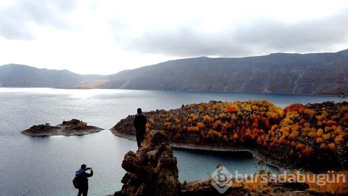 Nemrut Krater Gölü, sonbahar renkleriyle ayrı bir güzelliğe kavuştu...
