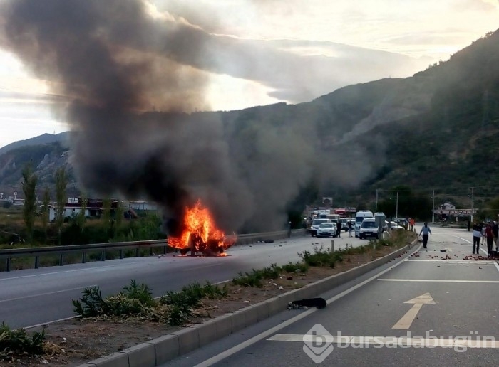 Aydın'ın Söke ilçesinde Minibüs ve kamyonet ile çarpışan otomobil alev topuna döndü!