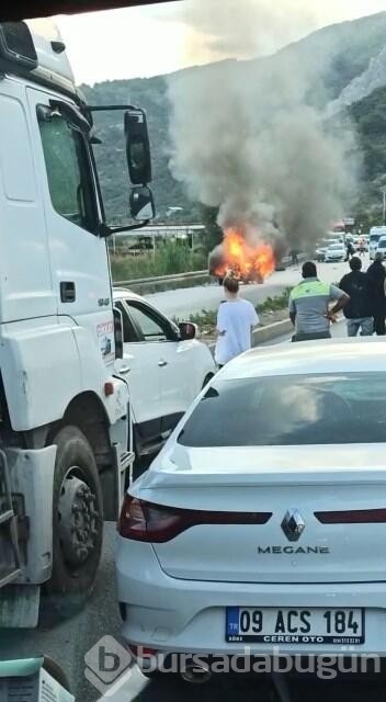 Aydın'ın Söke ilçesinde Minibüs ve kamyonet ile çarpışan otomobil alev topuna döndü!