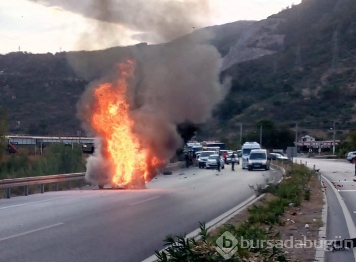 Aydın'ın Söke ilçesinde Minibüs ve kamyonet ile çarpışan otomobil alev topuna döndü!