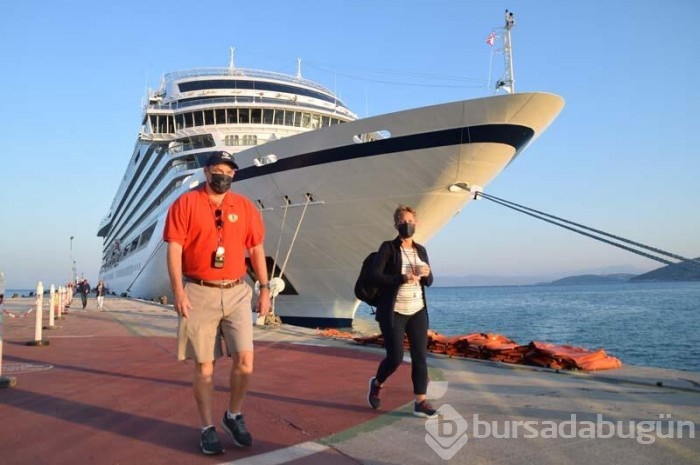 Kuşadası'na iki kruvaziyerle 570 turist giriş yaptı