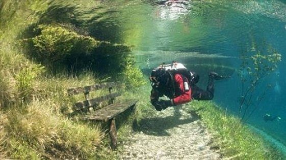 Böyle bir göl görmediniz! Yazın göl, kışın park
