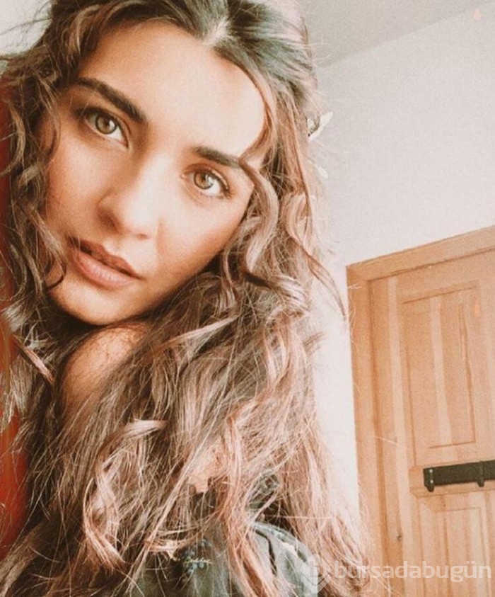 Tuba Büyüküstün acısını siyah bir paylaşımla duyurdu