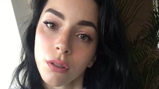 Merve Boluğur'dan siyahlar içinde iddialı poz!