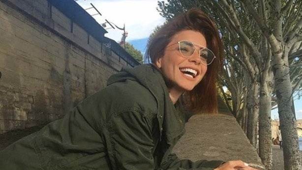 Merve Boluğur'dan siyahlar içinde iddialı poz!