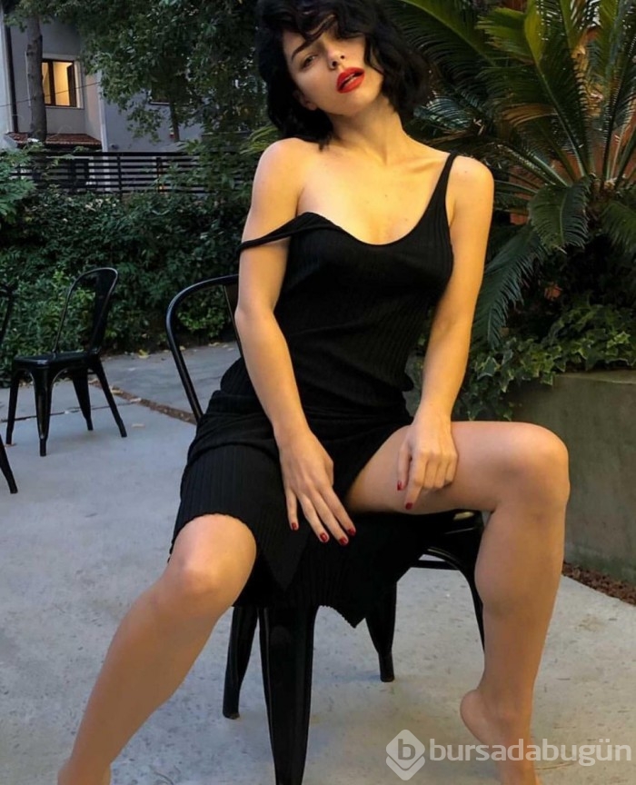 Merve Boluğur'dan siyahlar içinde iddialı poz!