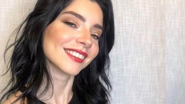 Merve Boluğur'dan siyahlar içinde iddialı poz!