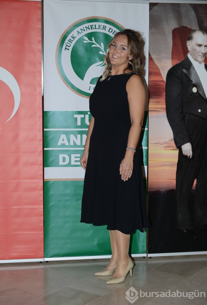 Türk Anneler Derneği Bursa Şubesi üyeleri, Cumhuriyet'in 98. yılını görkemli bir baloyla kutladı...