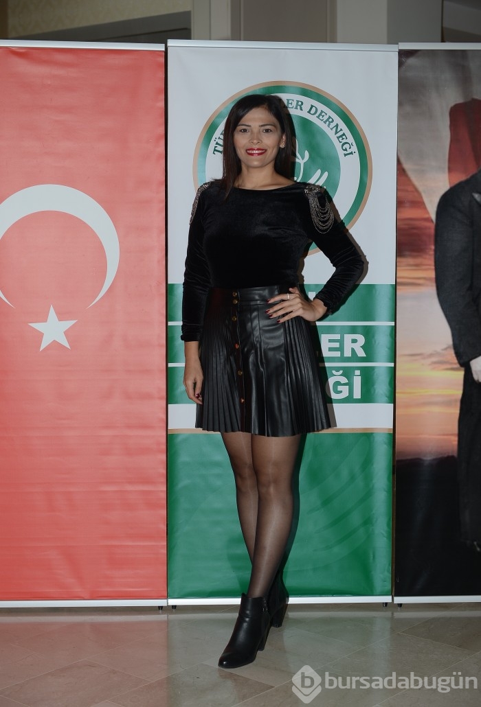 Türk Anneler Derneği Bursa Şubesi üyeleri, Cumhuriyet'in 98. yılını görkemli bir baloyla kutladı...