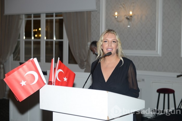 Türk Anneler Derneği Bursa Şubesi üyeleri, Cumhuriyet'in 98. yılını görkemli bir baloyla kutladı...