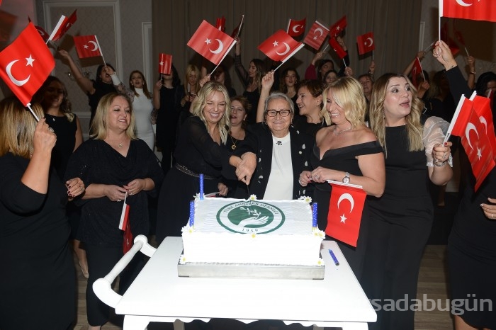 Türk Anneler Derneği Bursa Şubesi üyeleri, Cumhuriyet'in 98. yılını görkemli bir baloyla kutladı...