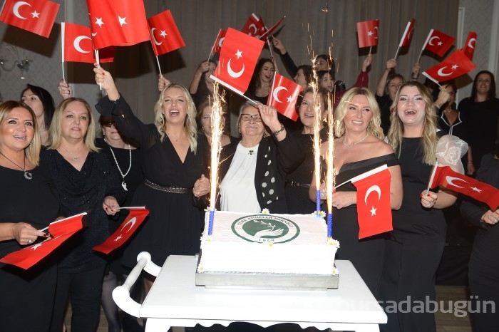 Türk Anneler Derneği Bursa Şubesi üyeleri, Cumhuriyet'in 98. yılını görkemli bir baloyla kutladı...