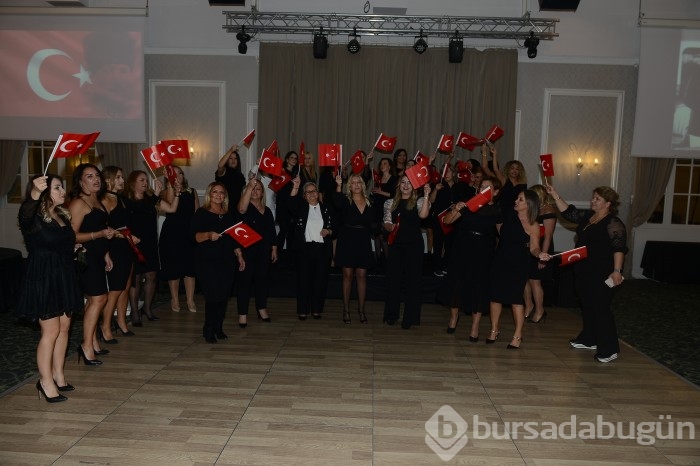 Türk Anneler Derneği Bursa Şubesi üyeleri, Cumhuriyet'in 98. yılını görkemli bir baloyla kutladı...