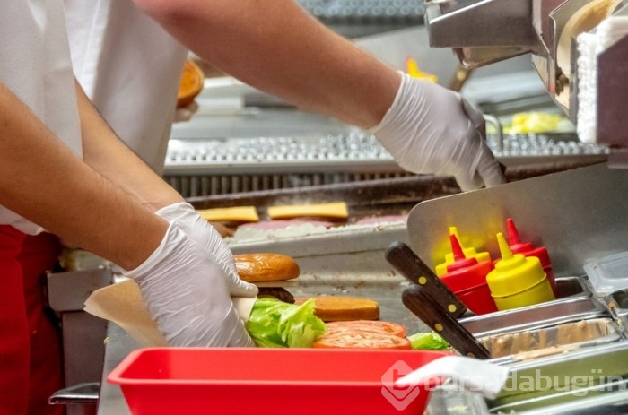 Ünlü fast food markalarının ürünlerinin çoğunda zehirli kimyasallar bulundu!
