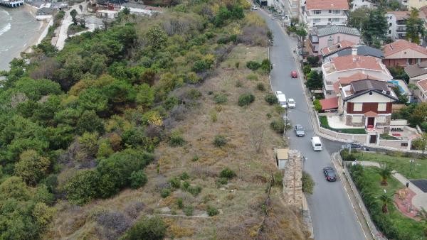 Hafriyat ve otların arasında kalan tarihi mezarlıkta defineci talanı
