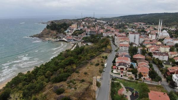 Hafriyat ve otların arasında kalan tarihi mezarlıkta defineci talanı
