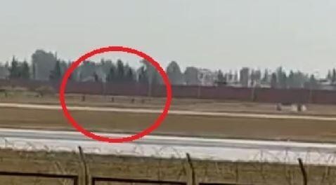 Adana Havalimanı'nda bir grup piste inen uçağın önüne çıktı
