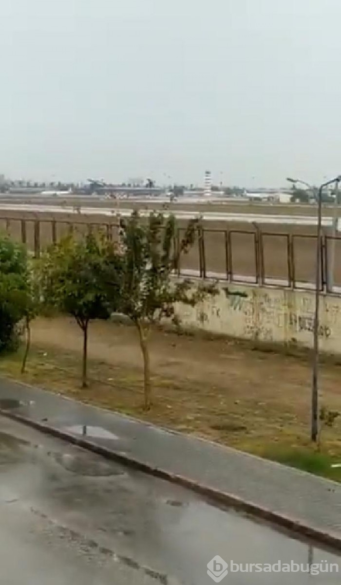 Adana Havalimanı'nda bir grup piste inen uçağın önüne çıktı
